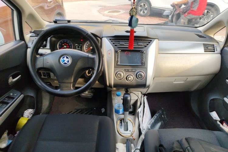 Used Venucia R50 2015 1.6L Automatic Fashion Edition Center Console