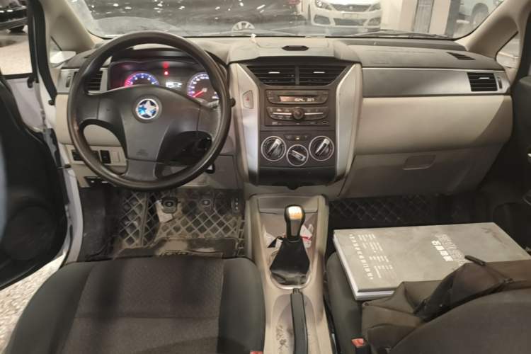 Used Venucia R50 2015 1.6L Manual Fashion Edition Center Console