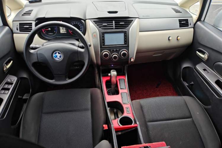 Used Venucia R50 2015 1.6L Automatic Fashion Edition Center Console
