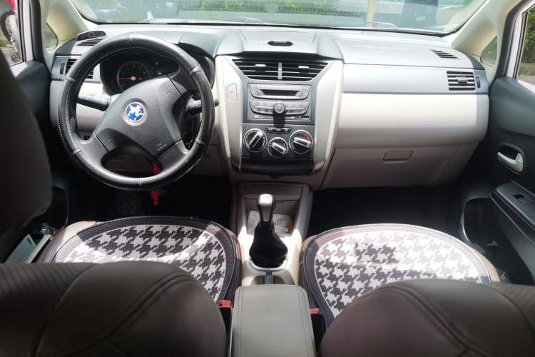 Used Venucia R50 2015 1.6L Manual Fashion Edition Center Console