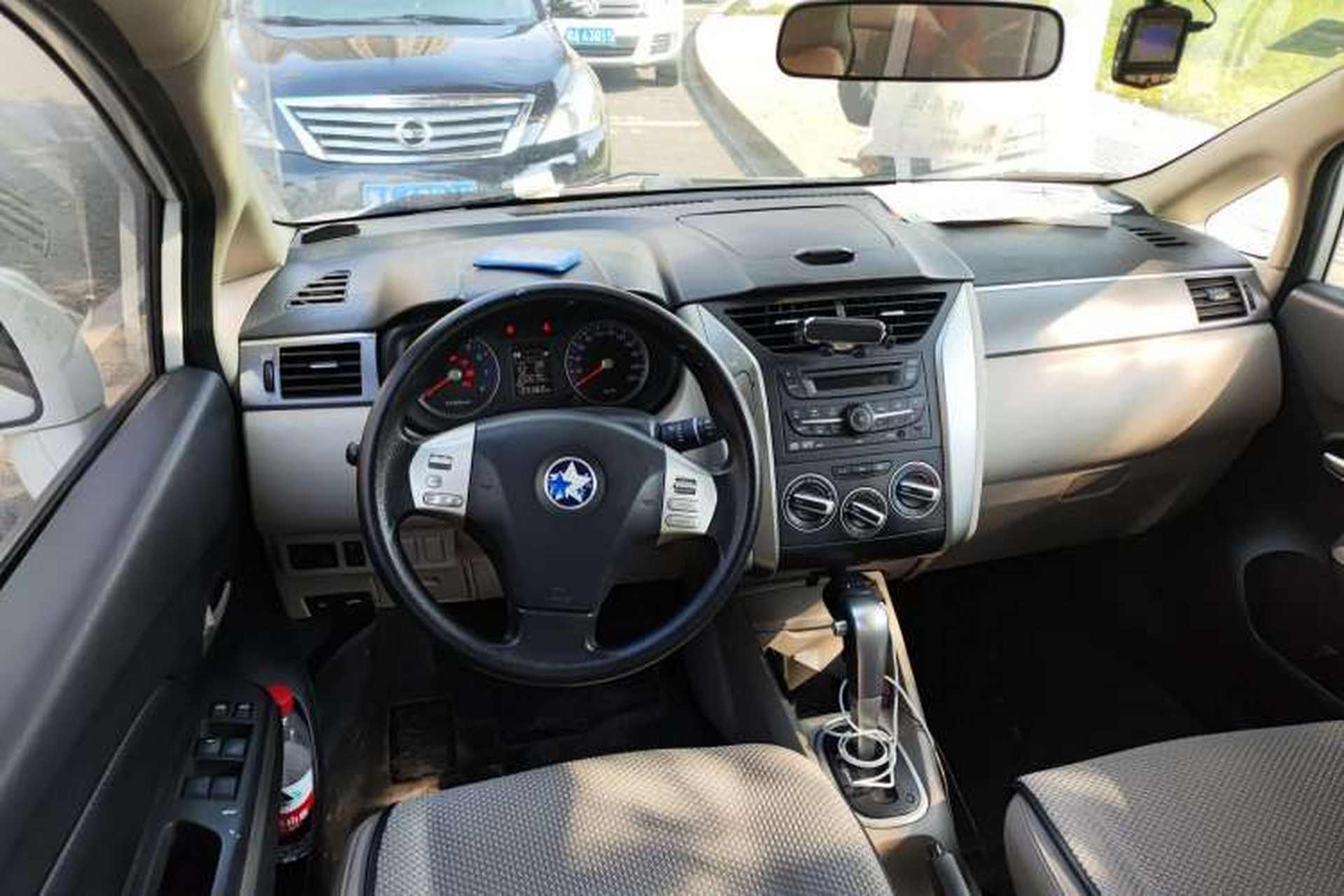 Used Venucia R50 2015 1.6L Automatic Luxury Edition Center Console