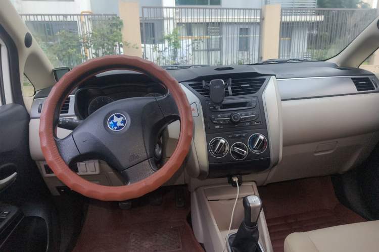 Used Venucia R50 2015 1.6L Manual Fashion Edition Center Console