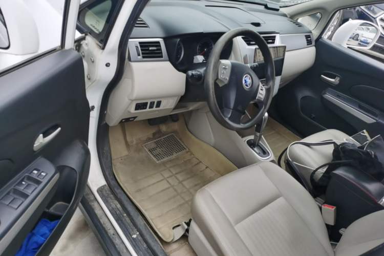 Used Venucia R50 2015 1.6L Automatic Luxury Edition Driver Seat