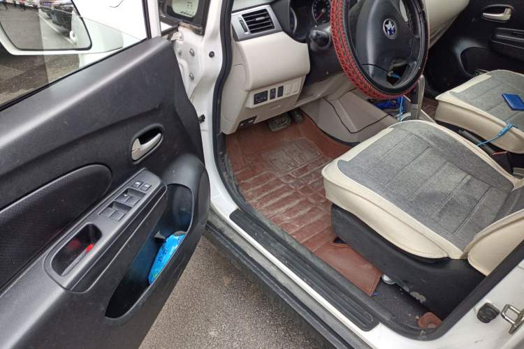 Used Venucia R50 2015 1.6L Automatic Fashion Edition Driver Seat
