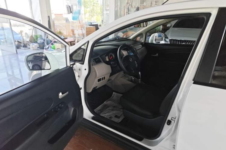 Used Venucia R50 2015 1.6L Automatic Fashion Edition Driver Seat