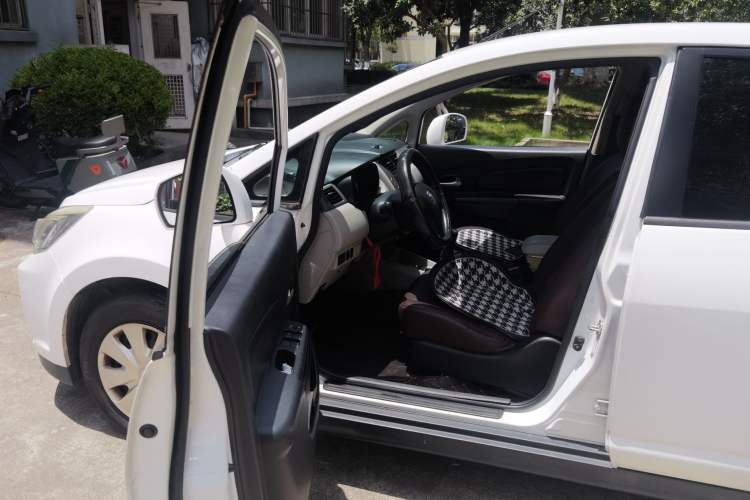 Used Venucia R50 2015 1.6L Manual Fashion Edition Driver Seat