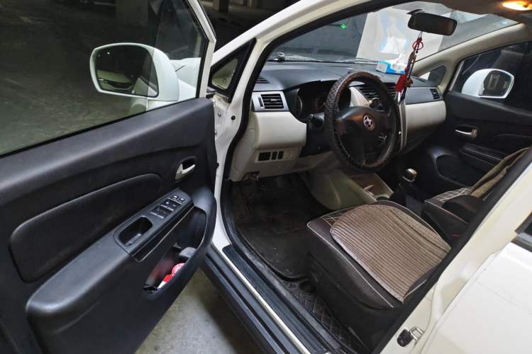 Used Venucia R50 2015 1.6L Manual Fashion Edition Driver Seat