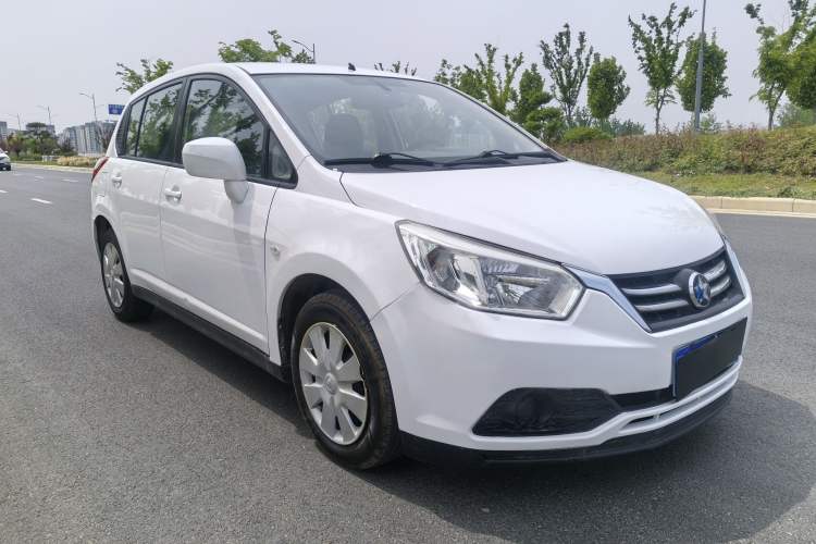 Used Venucia R50 2015 1.6L Automatic Fashion Edition Exterior 2