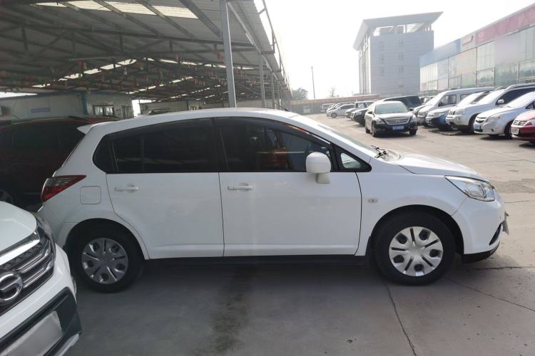 Used Venucia R50 2015 1.6L Automatic Fashion Edition Exterior 2