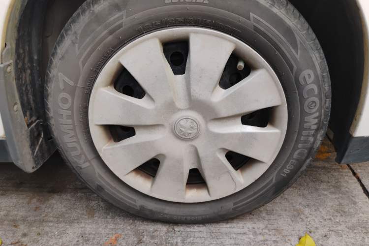 Used Venucia R50 2015 1.6L Automatic Fashion Edition Exterior 2