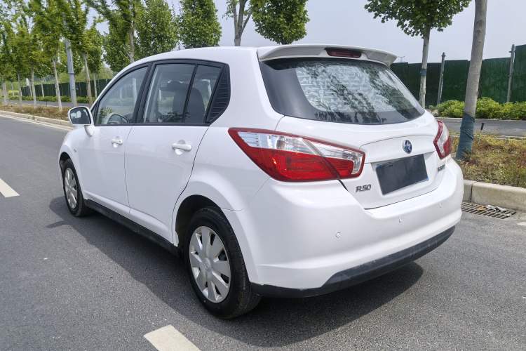 Used Venucia R50 2015 1.6L Automatic Fashion Edition Exterior 3