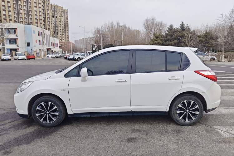 Used Venucia R50 2015 1.6L Manual Fashion Edition Exterior 3