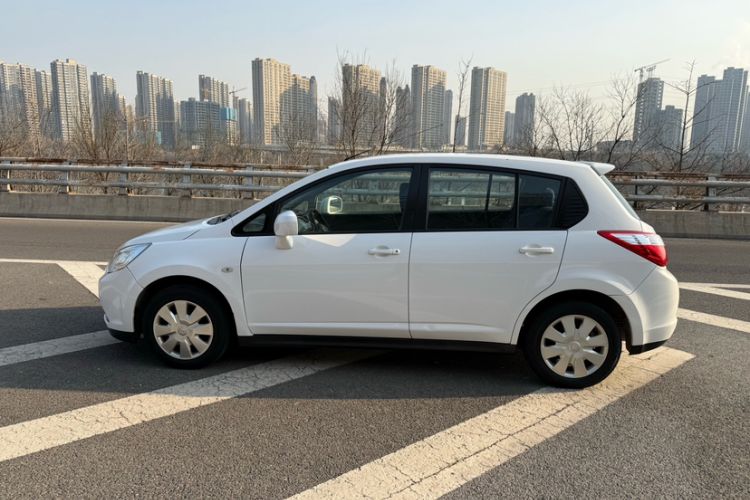 Used Venucia R50 2015 1.6L Manual Fashion Edition Exterior 3
