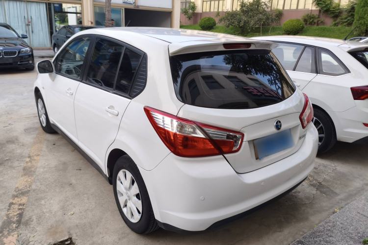 Used Venucia R50 2015 1.6L Automatic Fashion Edition Exterior 3