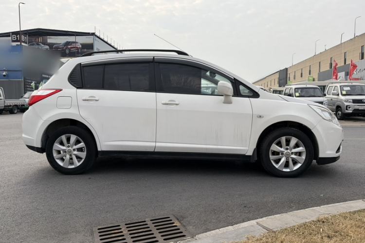 Used Venucia R50 2015 1.6L Manual Fashion Edition Exterior 4