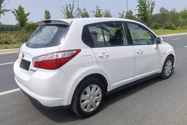 Used Venucia R50 2015 1.6L Automatic Fashion Edition Exterior 5