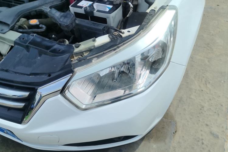 Used Venucia R50 2015 1.6L Automatic Fashion Edition Exterior 6