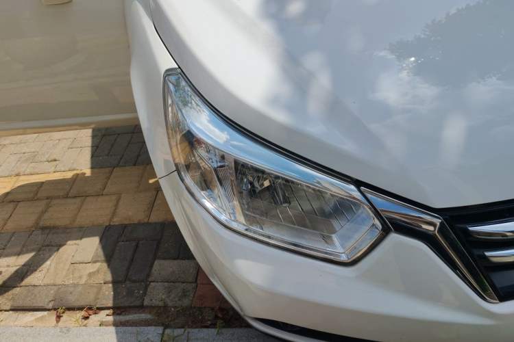 Used Venucia R50 2015 1.6L Manual Fashion Edition Exterior 6