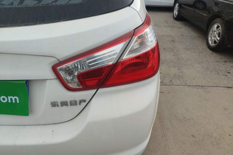 Used Venucia R50 2015 1.6L Automatic Fashion Edition Exterior 6
