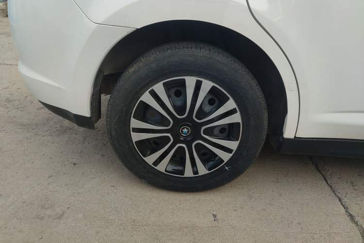 Used Venucia R50 2015 1.6L Automatic Fashion Edition Exterior 8