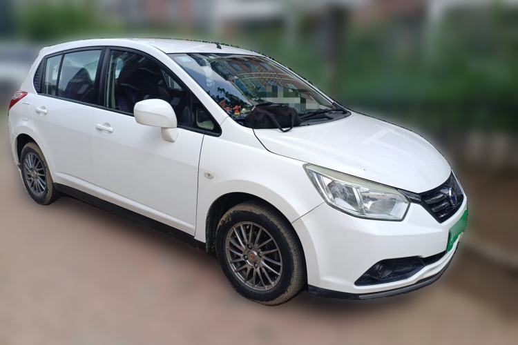 Used Venucia R50 2015 1.6L Automatic Fashion Edition Front Right 45 Deg