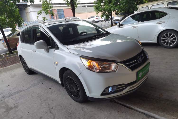 Used Venucia R50 2015 1.6L Automatic Fashion Edition Front Right 45 Deg