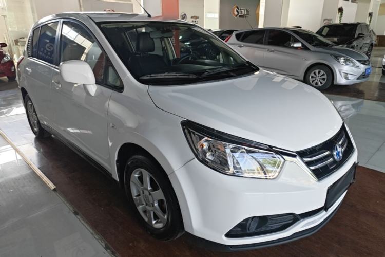 Used Venucia R50 2015 1.6L Automatic Fashion Edition Front Right 45 Deg