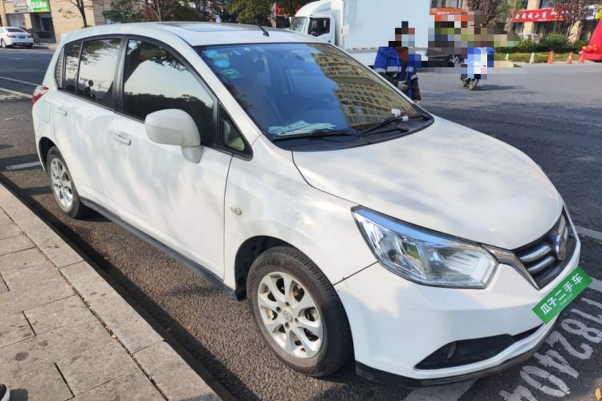Used Venucia R50 2015 1.6L Automatic Luxury Edition Front Right 45 Deg