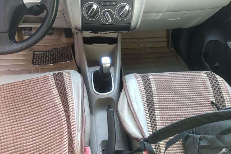 Used Venucia R50 2015 1.6L Manual Luxury Edition Gear Lever