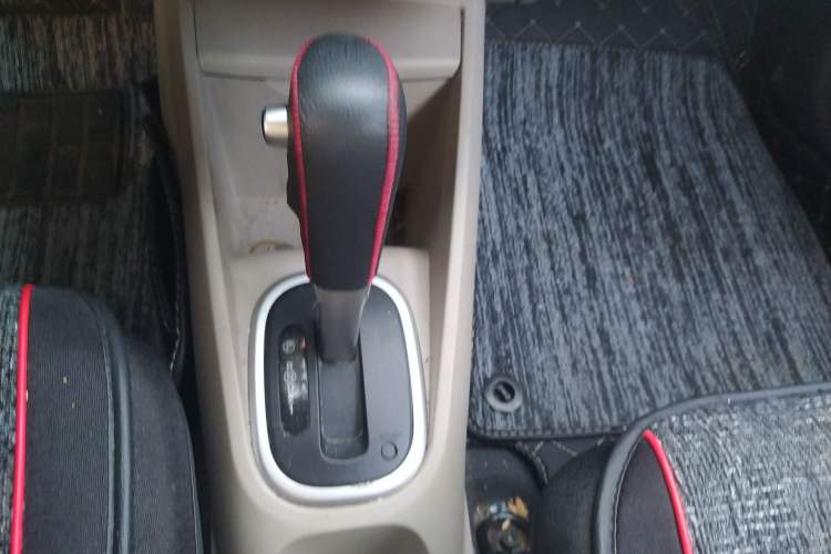 Used Venucia R50 2015 1.6L Automatic Fashion Edition Gear Lever