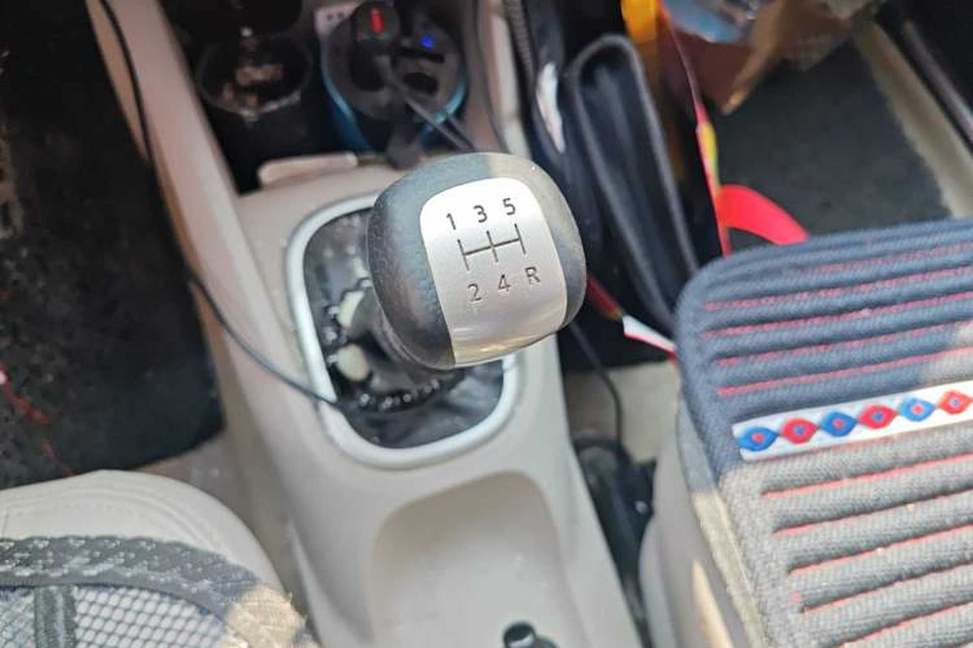 Used Venucia R50 2015 1.6L Manual Luxury Edition Gear Lever
