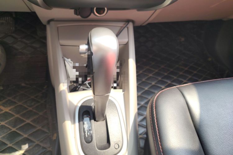 Used Venucia R50 2015 1.6L Automatic Fashion Edition Gear Lever