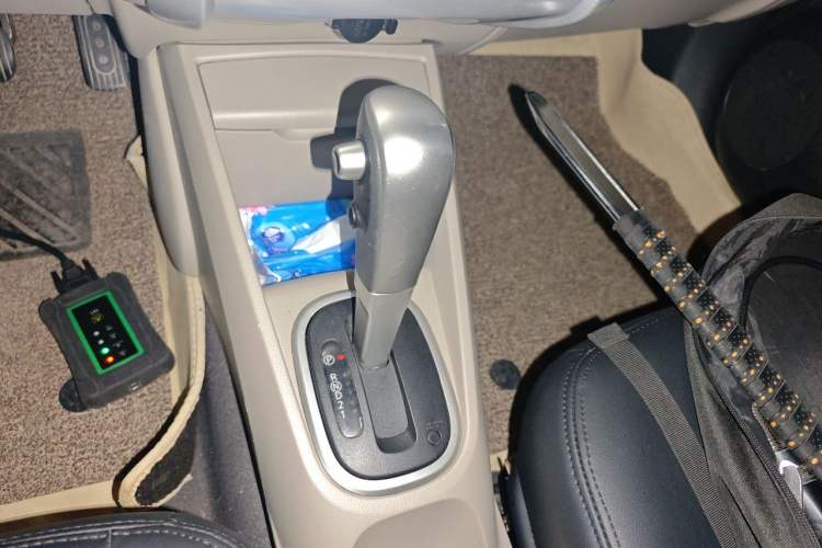 Used Venucia R50 2015 1.6L Automatic Fashion Edition Gear Lever