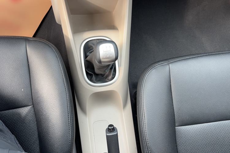Used Venucia R50 2015 1.6L Manual Fashion Edition Gear Lever