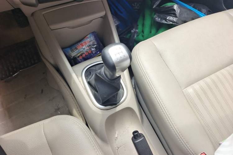 Used Venucia R50 2015 1.6L Manual Luxury Edition Gear Lever