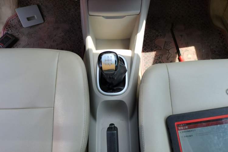 Used Venucia R50 2015 1.6L Manual Fashion Edition Gear Lever
