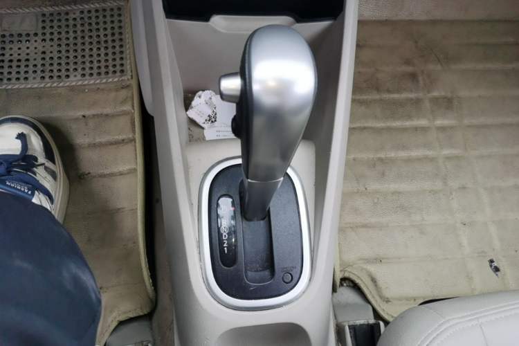 Used Venucia R50 2015 1.6L Automatic Luxury Edition Gear Lever