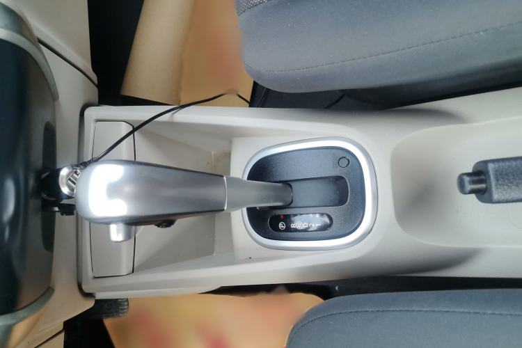 Used Venucia R50 2015 1.6L Automatic Fashion Edition Gear Lever