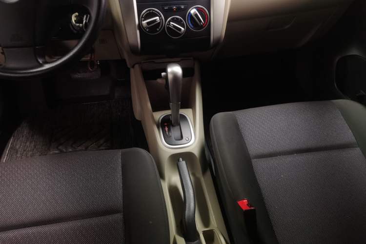 Used Venucia R50 2015 1.6L Automatic Fashion Edition Gear Lever