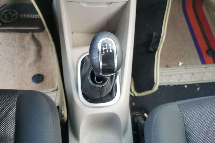 Used Venucia R50 2015 1.6L Manual Fashion Edition Gear Lever