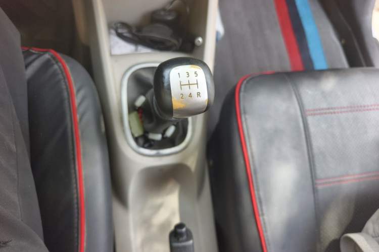 Used Venucia R50 2015 1.6L Manual Fashion Edition Gear Lever