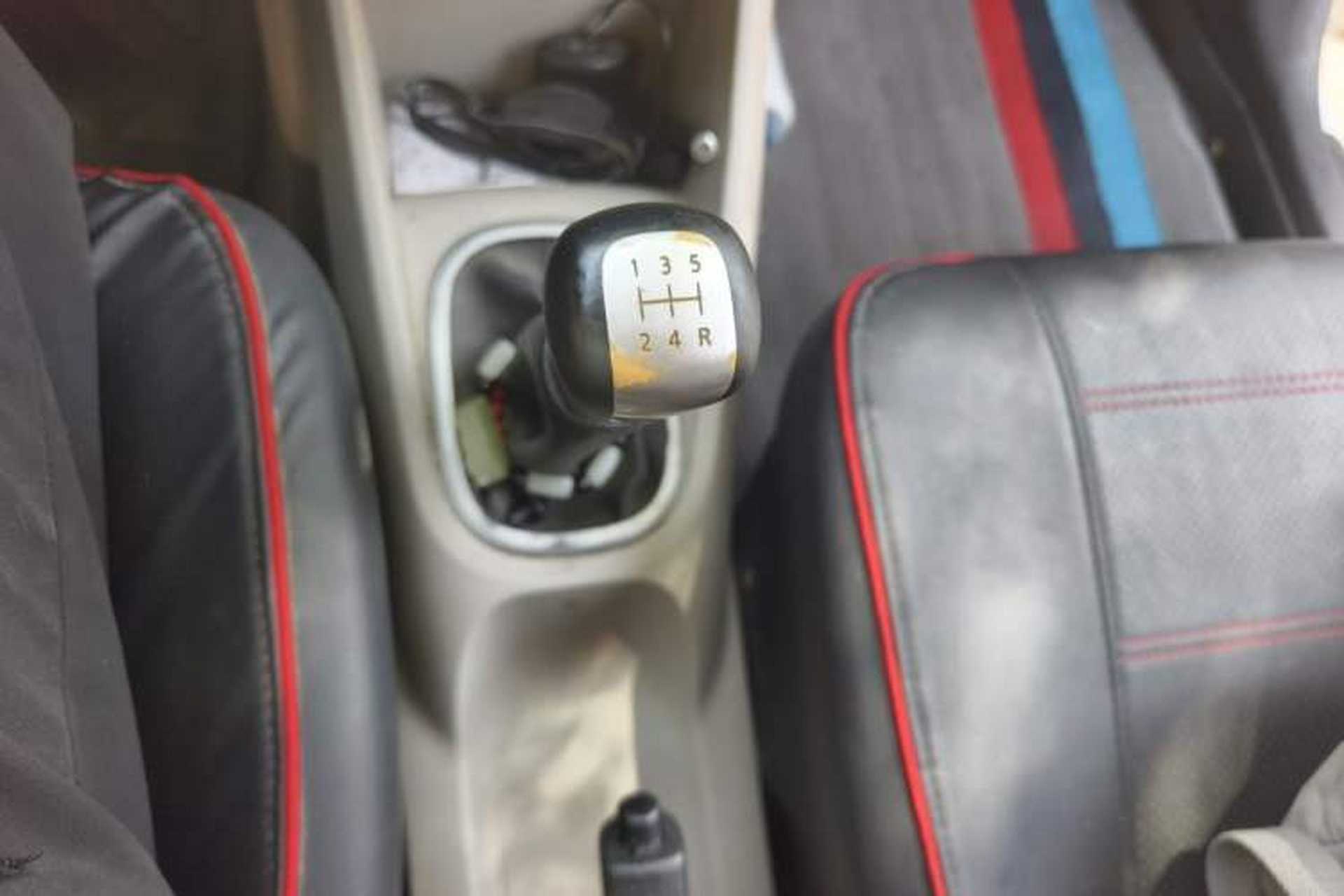 Used Venucia R50 2015 1.6L Manual Fashion Edition Gear Lever