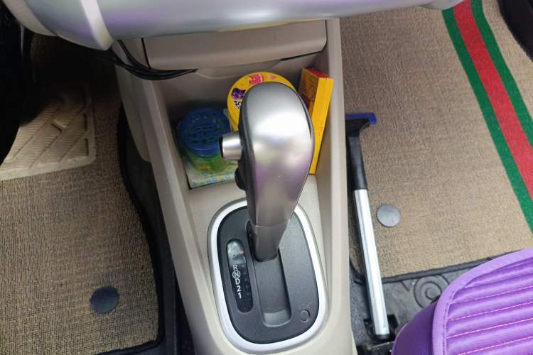 Used Venucia R50 2015 1.6L Automatic Fashion Edition Gear Lever