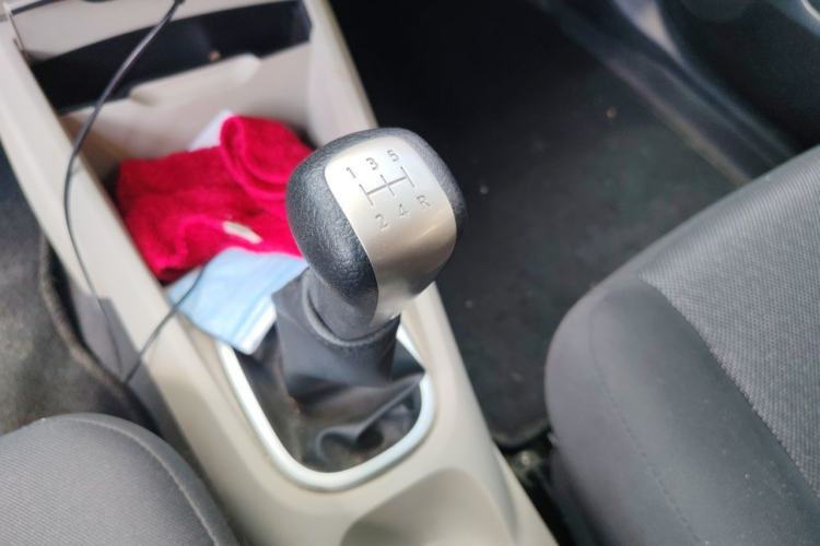 Used Venucia R50 2015 1.6L Manual Fashion Edition Gear Lever