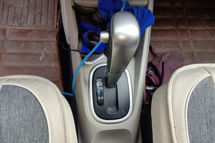 Used Venucia R50 2015 1.6L Automatic Fashion Edition Gear Lever