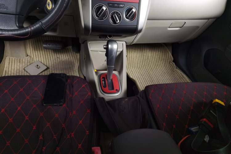 Used Venucia R50 2015 1.6L Automatic Fashion Edition Gear Lever