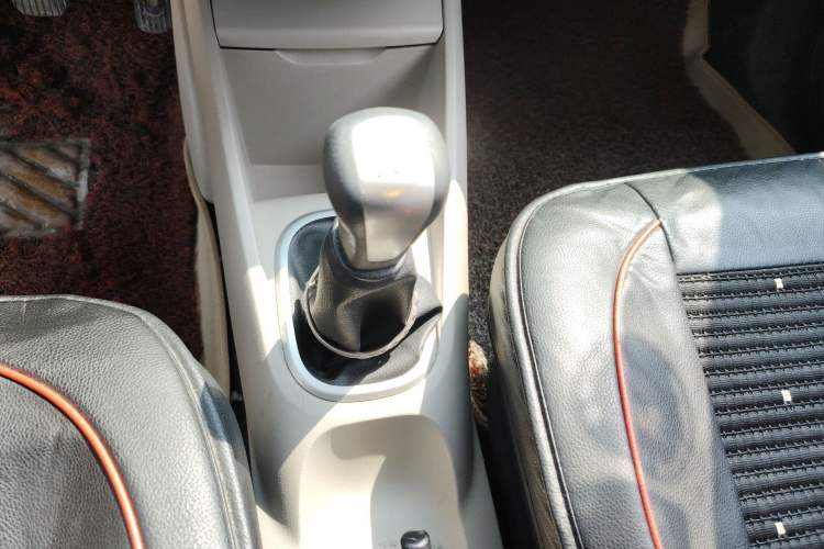 Used Venucia R50 2015 1.6L Manual Fashion Edition Gear Lever