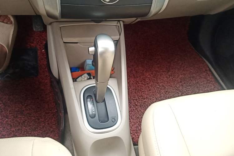 Used Venucia R50 2015 1.6L Automatic Luxury Edition Gear Lever
