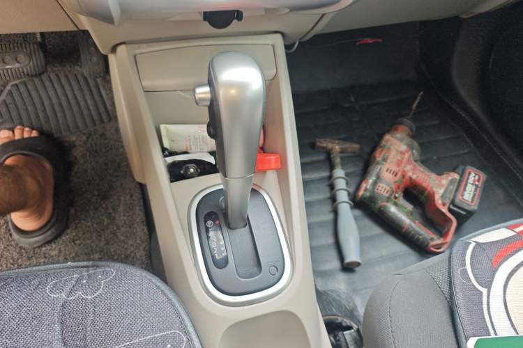 Used Venucia R50 2015 1.6L Automatic Fashion Edition Gear Lever