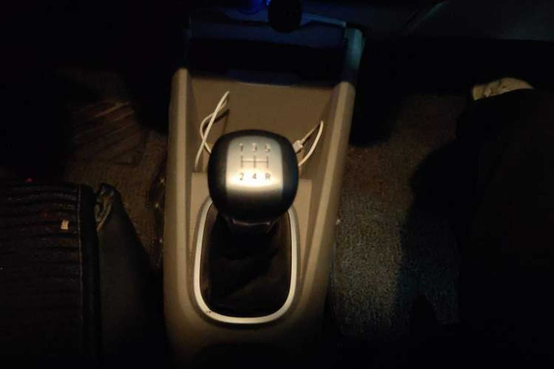 Used Venucia R50 2015 1.6L Manual Fashion Edition Gear Lever